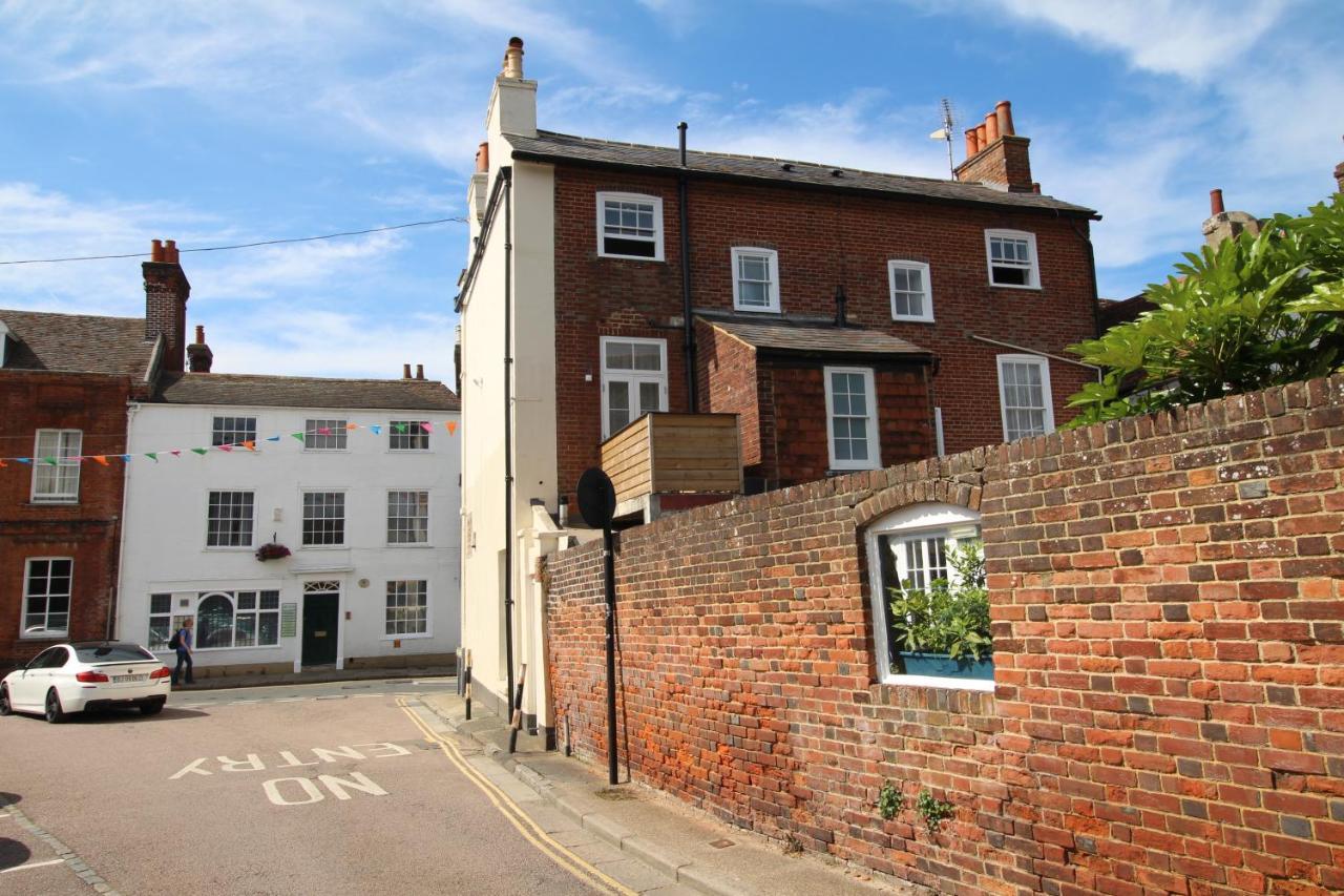 Number 8 Hotell Canterbury Exteriör bild