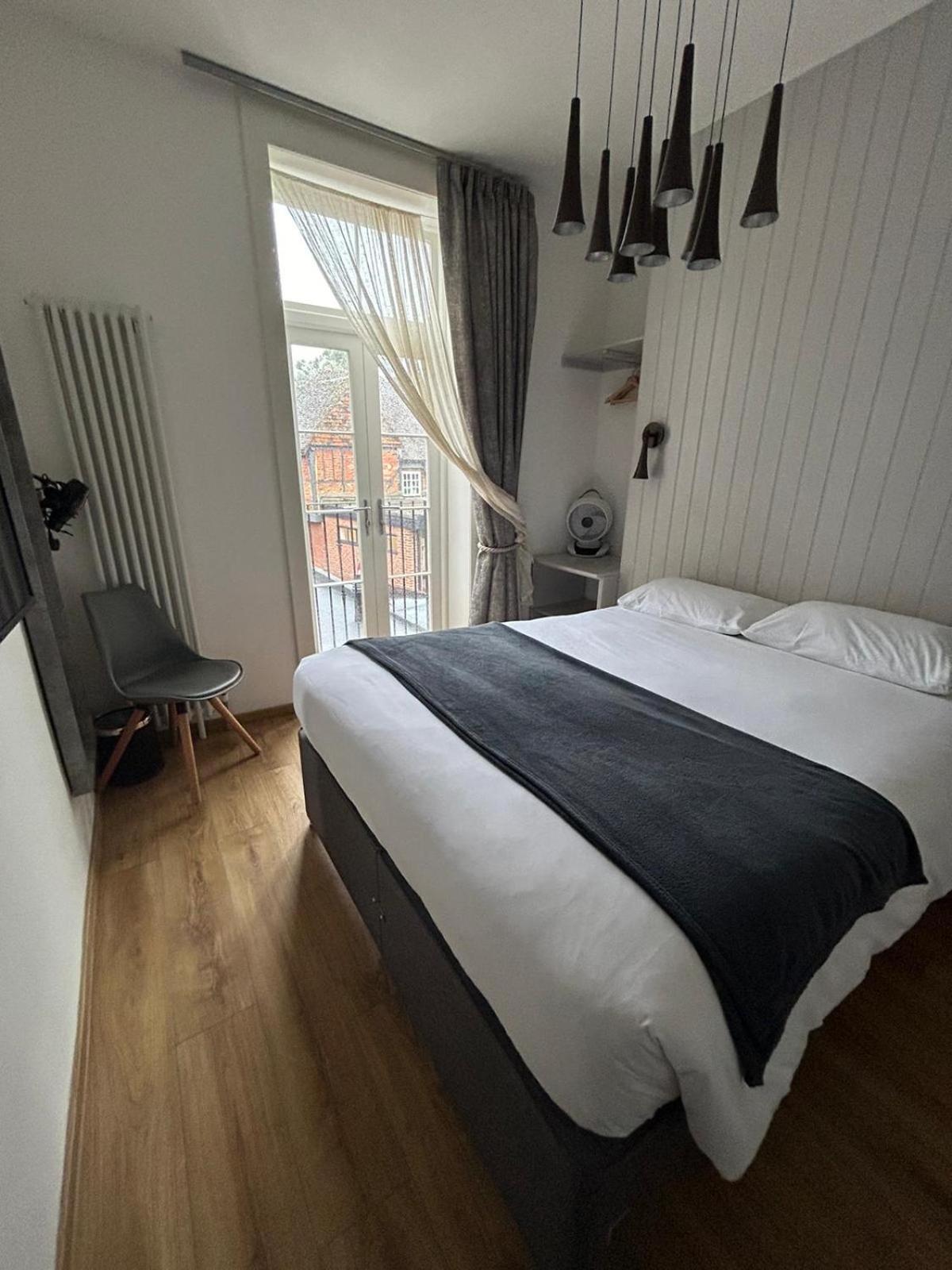 Number 8 Hotell Canterbury Exteriör bild